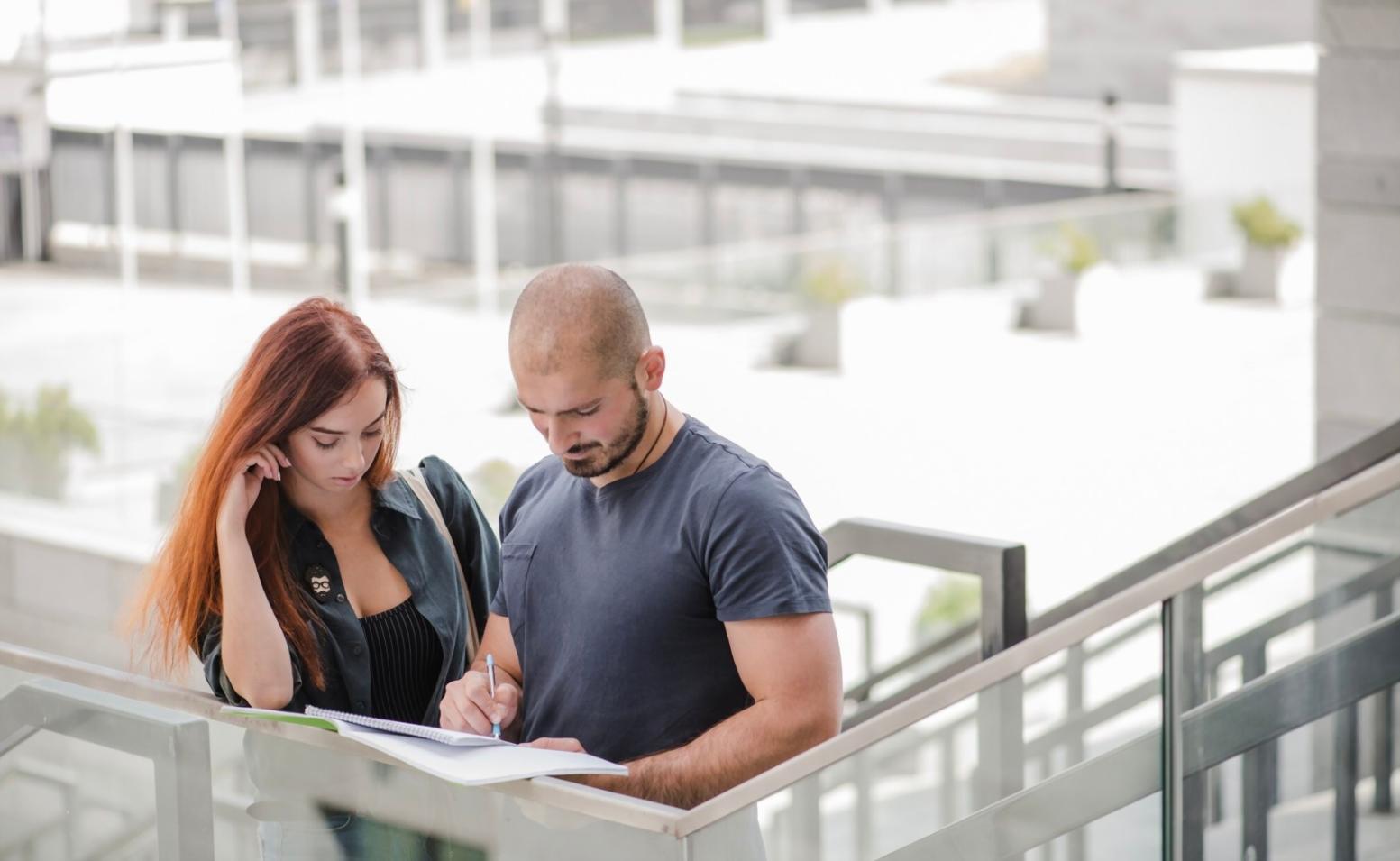 Teilnehmer arbeitet konzentriert an Excel-Tabellen für Finanzplanung